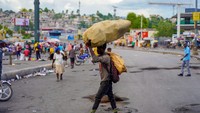Sebagian warga masih berani beraktivitas seperti biasa. Foto: AFP via Getty Images/RICHARD PIERRIN