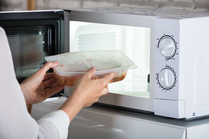 5 Wadah Makanan Ini Jangan Dimasukkan ke Dalam Oven Microwave