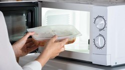 5 Wadah Makanan Ini Jangan Dimasukkan ke Dalam Oven Microwave