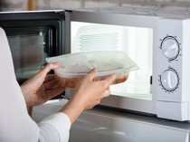 Hangatkan Makanan di Microwave Pakai Wadah Plastik Bahaya, Ini Sebabnya