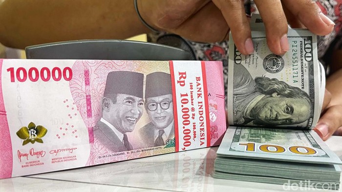 Aduh! Siang Tadi Dolar AS kembali Pukul Rupiah Nilai tukar dolar Amerika Serikat (AS) terhadap rupiah kembali naik tinggi, mendekati Rp 15.300. Per siang ini pukul 14.45 WIB, dolar AS tercatat tembus ke level Rp 15.265.