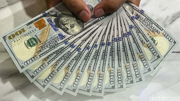 Aduh! Siang Tadi Dolar AS kembali Pukul Rupiah Nilai tukar dolar Amerika Serikat (AS) terhadap rupiah kembali naik tinggi, mendekati Rp 15.300. Per siang ini pukul 14.45 WIB, dolar AS tercatat tembus ke level Rp 15.265.