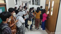Sejumlah mahasiswa menunggu Prilly di luar pintu ruang kuliah untuk berjumpa aktor sekaligus dosen tamu dari Program Praktisi Mengajar Kemendikbursitek tersebut. Khaider Ali, mahasiswa pertukaran dari Universitas Mataram,  adalah salah satunya. Udah habis kelas, sengaja nunggu, tuturnya. Foto: Jauh Hari Wawan S/detikJateng