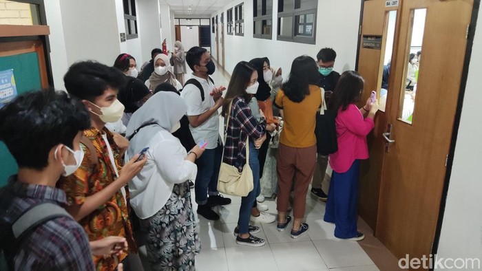 Aktris Prilly Latuconsina mengajar di Fisipol UGM sebagai dosen praktisi, Kamis (29//92022). Para mahasiswa berjubel di luar kelar menunggu Prilly selesai mengajar untuk diajak berfoto.