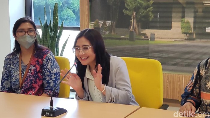 Aktris Prilly Latuconsina usai mengajar Kajian Selebritas di Fisipol UGM, Kamis (29/9/2022).