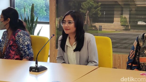 Aktris Prilly Latuconsina usai mengajar Kajian Selebritas di Fisipol UGM, Kamis (29/9/2022).