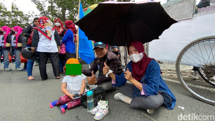 Anak kecil di antara para pedemo di PN Bandung