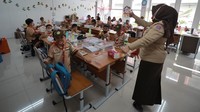 Anies juga mengklaim revitalisasi sekolah negeri menjadi konsep net zero ini yang pertama di Indonesia. Di mana, gedung-gedung yang dibangun pada abad 19 kini disulap menjadi gedung berpola abad 21.  