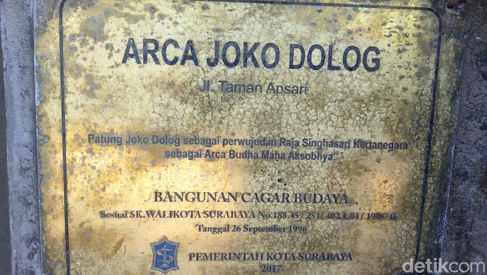 Arca Joko Dolog ada di Surabaya. Tepatnya di Jalan Taman Apsari, Kecamatan Genteng, Surabaya Pusat.