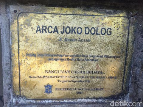 Arca Joko Dolog ada di Surabaya. Tepatnya di Jalan Taman Apsari, Kecamatan Genteng, Surabaya Pusat.