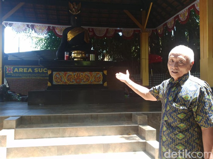Arca Joko Dolog ada di Surabaya. Tepatnya di Jalan Taman Apsari, Kecamatan Genteng, Surabaya Pusat.