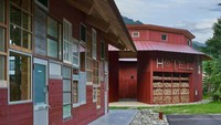 Bagian depan dari Kamikatsu Zero Waste Center sangat mencolok, hampir sama mencoloknya dengan fakta bahwa itu dibangun dari sampah.