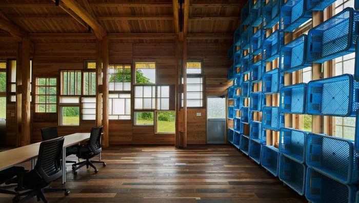 Sebuah bangunan nik berdiri di kota pegunungan terpencil Kamikatsu, Jepang selatan. Bangunan ini memenangkan penghargaan dari Institut Arsitektur Jepang tahun lalu.