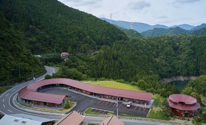 Bangunan Unik di Jepang, Dibangun Pakai Sampah dan 700 Jendela Sebuah bangunan nik berdiri di kota pegunungan terpencil Kamikatsu, Jepang selatan. Bangunan ini memenangkan penghargaan dari Institut Arsitektur Jepang tahun lalu.