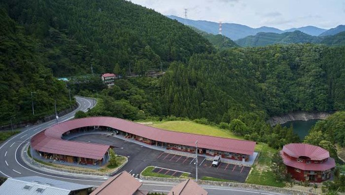 Sebuah bangunan nik berdiri di kota pegunungan terpencil Kamikatsu, Jepang selatan. Bangunan ini memenangkan penghargaan dari Institut Arsitektur Jepang tahun lalu.