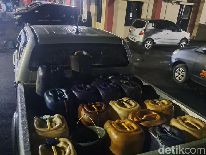 Barang bukti solar subsidi yang disita petugas.