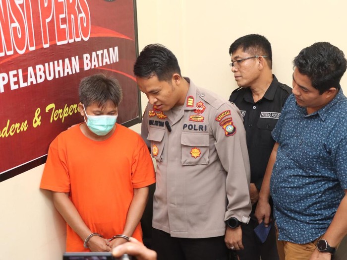 Kapolsek KKP, AKP Awal Syaban Harahap tengah menanyai pelaku Z yang mengirim tiga PMI Ilegal melalui Pelabuhan Internasional Batam Center, Kamis (29/9/2022).Dokumen Humas Polresta Barelang