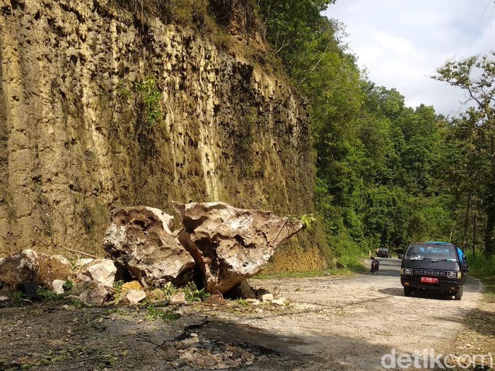 Batu sebesar truk yang jatuh dari tebing di Pacitan