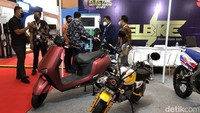 Pameran tersebut menghadirkan sejumlah moda kendaraan seperti motor, mobil, sepeda, skuter dan kendaraan roda tiga yang semuanya digerakkan oleh tenaga listrik.