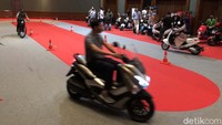 Pengunjung juga dapat menjajal sejumlah motor listrik yang dipamerkan.