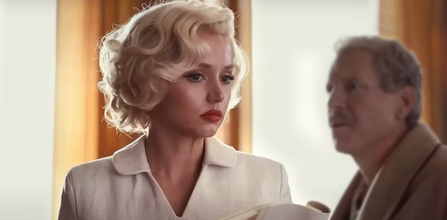 Riasan juga berperan penting dalam mendukung penampilan Ana de Armas sebagai Marilyn. Dilansir dari IMDb, selain wig, ia juga harus memakai lensa kontak berwarna biru dan gigi prostetik agar terlihat persis seperti Marilyn. (Foto: Dok. Netflix)