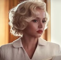 Riasan juga berperan penting dalam mendukung penampilan Ana de Armas sebagai Marilyn. Dilansir dari IMDb, selain wig, ia juga harus memakai lensa kontak berwarna biru dan gigi prostetik agar terlihat persis seperti Marilyn. (Foto: Dok. Netflix)