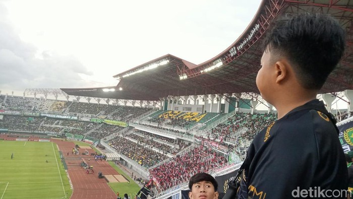 Bonek saat mendukung Persebaya di Stadion GBT