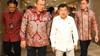Ketua Umum Palang Merah Indonesia (PMI), M Jusuf Kalla (kedua dari kiri) didampingi Direktur Utama PT Bank Tabungan Negara (Persero) Tbk, Haru Koesmahargyo (kedua dari kanan) dan Wakil Sekjen Perbanas Rita Mirasari (kiri) dan Ketua Umum Ikatan Bankir Indonesia (IBI), Haryanto Budiman (kanan) meninjau pelaksanaan kegiatan donor darah di Menara BTN, Jakarta Pusat, Kamis (29/9). 