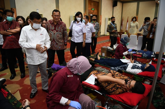 BTN DUKUNG KEGIATAN #YUKDONORDARAH Ketua Umum Palang Merah Indonesia (PMI), M Jusuf Kalla (kedua dari kiri) didampingi Direktur Utama PT Bank Tabungan Negara (Persero) Tbk, Haru Koesmahargyo (kedua dari kanan) dan Wakil Sekjen Perbanas Rita Mirasari (kiri) dan Ketua Umum Ikatan Bankir Indonesia (IBI), Haryanto Budiman (kanan) meninjau pelaksanaan kegiatan donor darah di Menara BTN, Jakarta Pusat, Kamis (29/9). Bank BTN bekerjasama dengan IBI, Perhimpunan Bank Nasional (PERBANAS) dan Bankers Association for Risk Management (BARa) mendukung kegiatan sosial yang digalang PMI dengan menggelar acara donor darah yang diikuti oleh kurang lebih 300 pegawai di lingkungan Kantor Pusat Bank BTN.