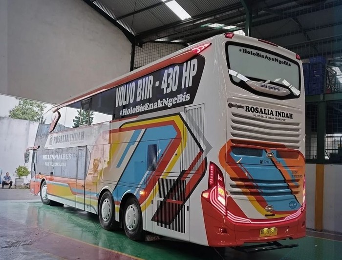 Bus double decker PO Rosalia Indah garapan Adiputro