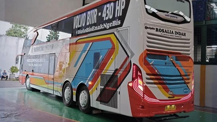 Bus double decker PO Rosalia Indah garapan Adiputro