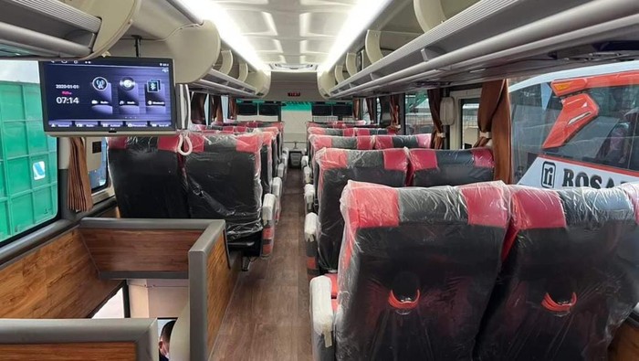 Bus double decker terbaru PO Rosalia Indah garapan Adiputro