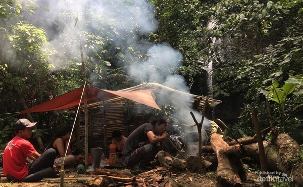 Beristirahat di tengah hutan dan memasak makan siang, seolah olah sebuah liburan yang menyenangkan