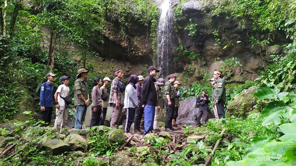 Masyarakat ikut apel para Ranger sebelum ikut kegiatan patroli di Curug Cikoleangkak di hutan Pegunungan Sanggabuana Masyarakat ikut apel para Ranger sebelum ikut kegiatan patroli di Curug Cikoleangkak di hutan Pegunungan Sanggabuana