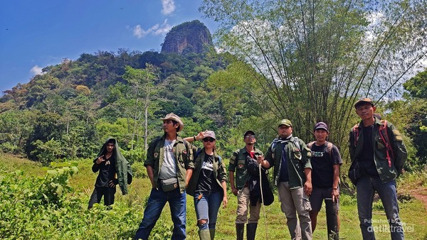 Anggota Sanggabuana Wildlfe Ranger melakukan patroli anti perburuan satwa liar di Tebing Rungking, Pegunungan Sanggabuana