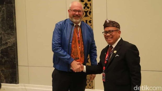 Delegasi dunia yang menggunakan jaket dari Garut