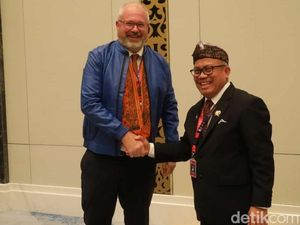 Oleh-oleh Jaket Kulit Garut untuk Menteri Pertanian Delegasi Dunia