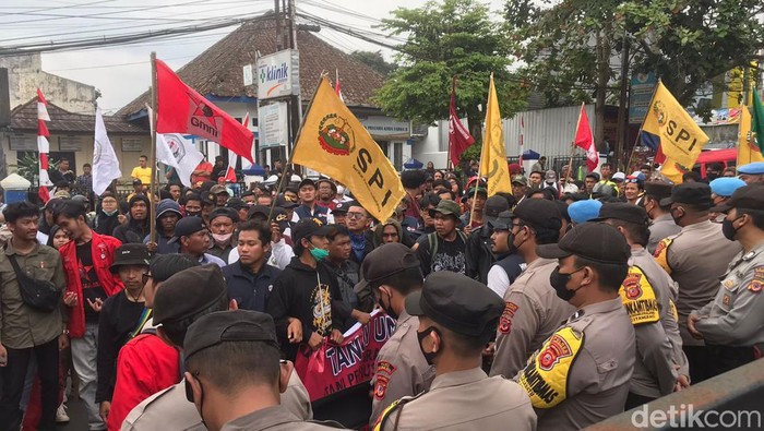 Demo petani dan mahasiswa di Kantor ATR/BPN Kabupaten Sukabumi.