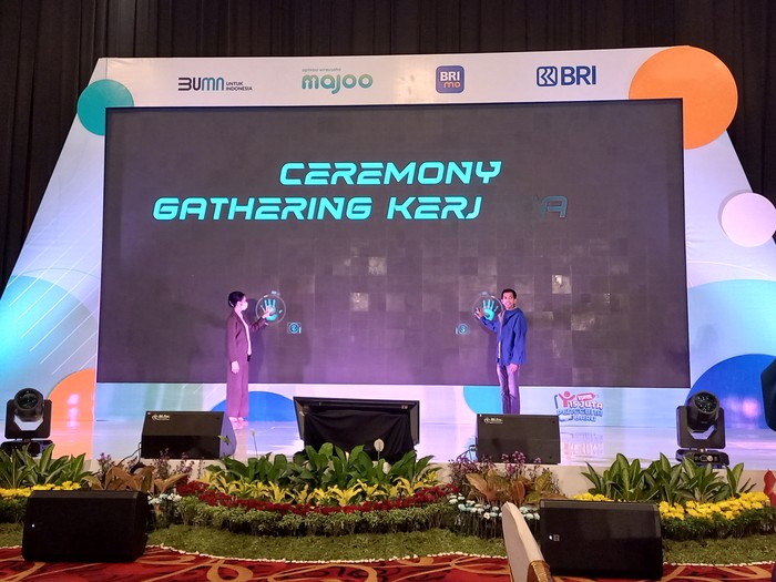 Direktur Bisnis Konsumer BRI, Handayani, dan Founder & CEO Majoo Indonesia, Adi Wahyu Rahadi saat cermony louncing di Hotel Marcure Solobaru, Kamis (29/9/2022).