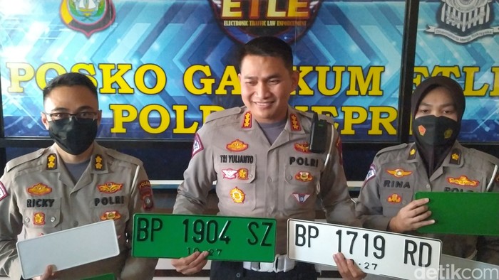 Dirlantas Polda Kepri, Kombes Pol Tri Yulianto menunjukkan perubahan pelat kendaraan bermotor berwarna hijau yang berlaku di sana.