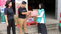 VP of Mitra FMCG & Fresh Bukalapak, Caesario Parlindungan (tengah) dan Head of Group Strategic Marketing & Communications PT Bank DBS Indonesia, Mona Monika (kanan) menyerahkan sumbangan berupa makanan dan minuman instan kepada Executive Director Yayasan Surplus Peduli Pangan, Alya Fatina Diandari (kiri) pada program More Sustainability Actions, Less Waste di Tangerang, Kamis (29/9/2022).