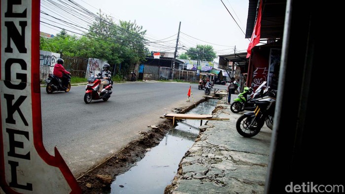 Duh! Proyek Galian di Jl Setiabudi Pamulang Terbengkalai, Kapan Dilanjut? Proyek galian di Jl Setiabudi, Pamulang, Tangerang Selatan, tampak terbengkalai. Pengendara diminta waspada agar tidak terperosok.