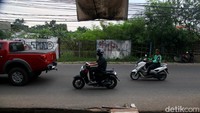 Menurut salah satu warga, proyek ini belum dilanjutkan pengerjaannya selama 2 minggu.