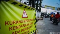 Alhasil, beton yang diangkut sementara waktu diganti kayu dan triplek. Belum terlihat lagi ada alat berat yang dioperasikan. 