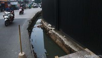 Warga berharap proyek ini lekas dirampungkan. 