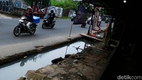 Sebab jika air tergenang, kendaraan dapat terperosok karena tidak ada pembatas jelas antara selokan dan jalanan. 
