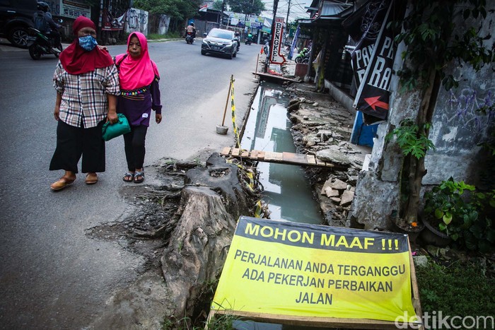Proyek galian di Jl Setiabudi, Pamulang, Tangerang Selatan, tampak terbengkalai. Pengendara diminta waspada agar tidak terperosok.
