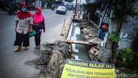 Pejalan kaki pun harus berjalan di sisi pinggir jalan karena tidak ada trotoar. 