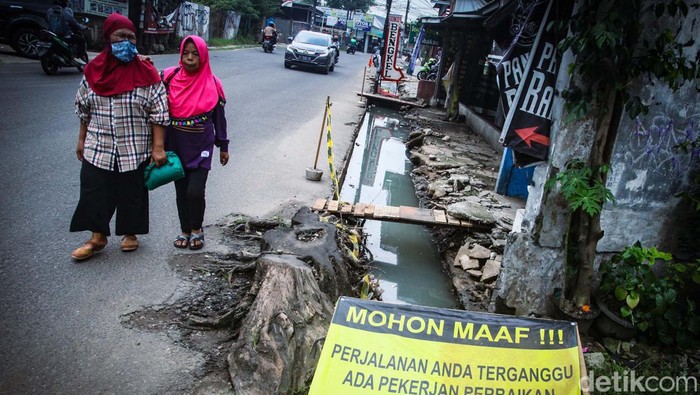 Duh! Proyek Galian di Jl Setiabudi Pamulang Terbengkalai, Kapan Dilanjut? Proyek galian di Jl Setiabudi, Pamulang, Tangerang Selatan, tampak terbengkalai. Pengendara diminta waspada agar tidak terperosok.