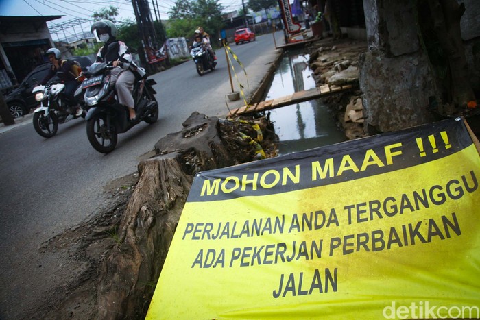 Proyek galian di Jl Setiabudi, Pamulang, Tangerang Selatan, tampak terbengkalai. Pengendara diminta waspada agar tidak terperosok.